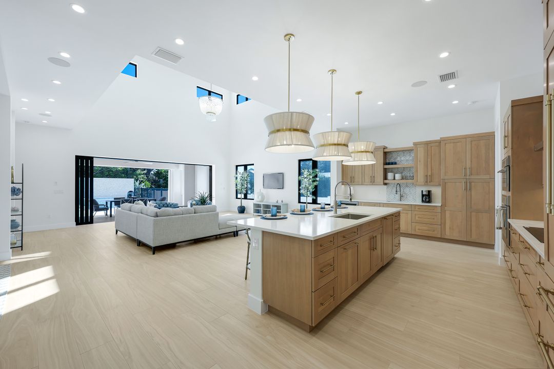 9760 Vanderbilt Dr, Naples, FL 34108