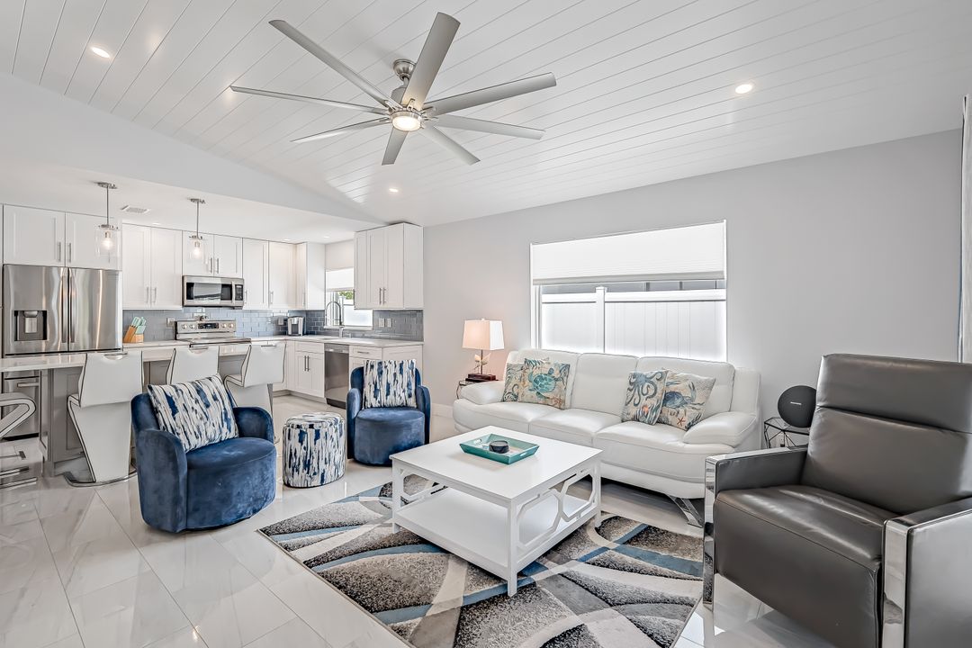 558 98th Ave N, Naples, FL 34108