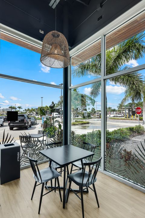 4233 Tamiami Trl N, Naples, FL 34103