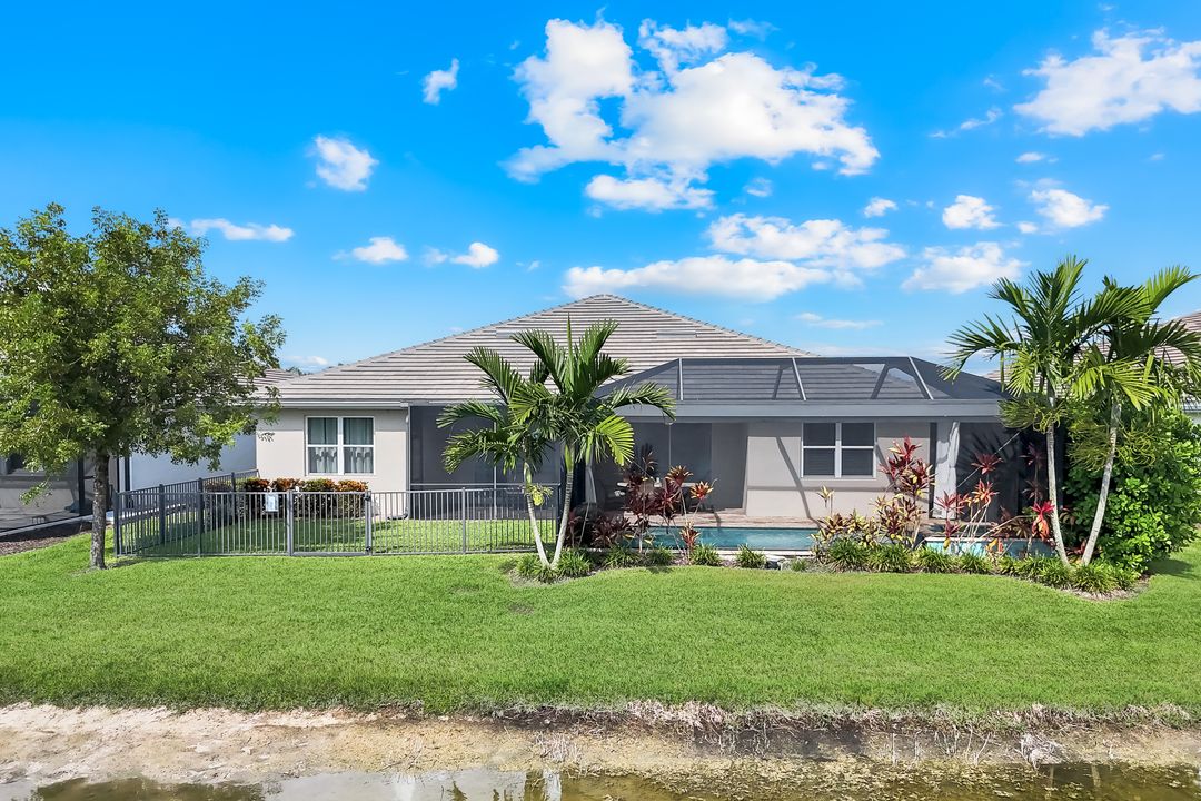 14795 Edgewater Cir, Naples, FL 34114