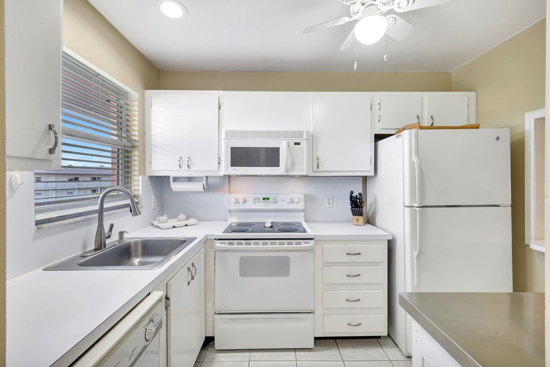 170 Turtle Lake Ct #304, Naples, FL 34105