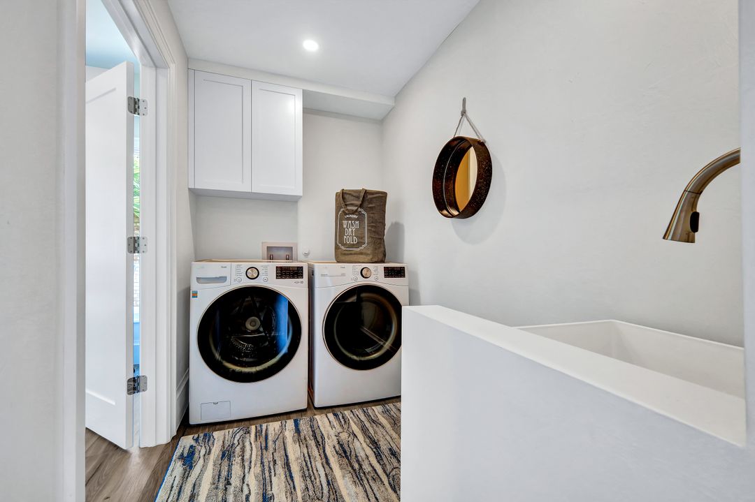 563 Park Shore Dr, Naples, FL 34103