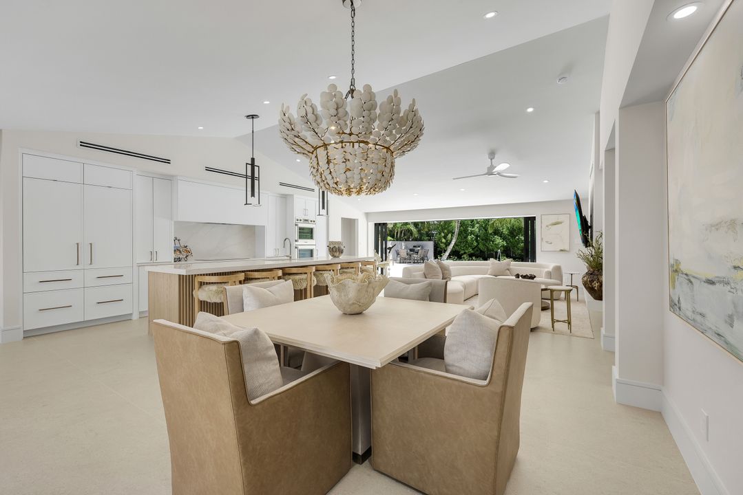 1095 Sandpiper St, Naples, FL 34102