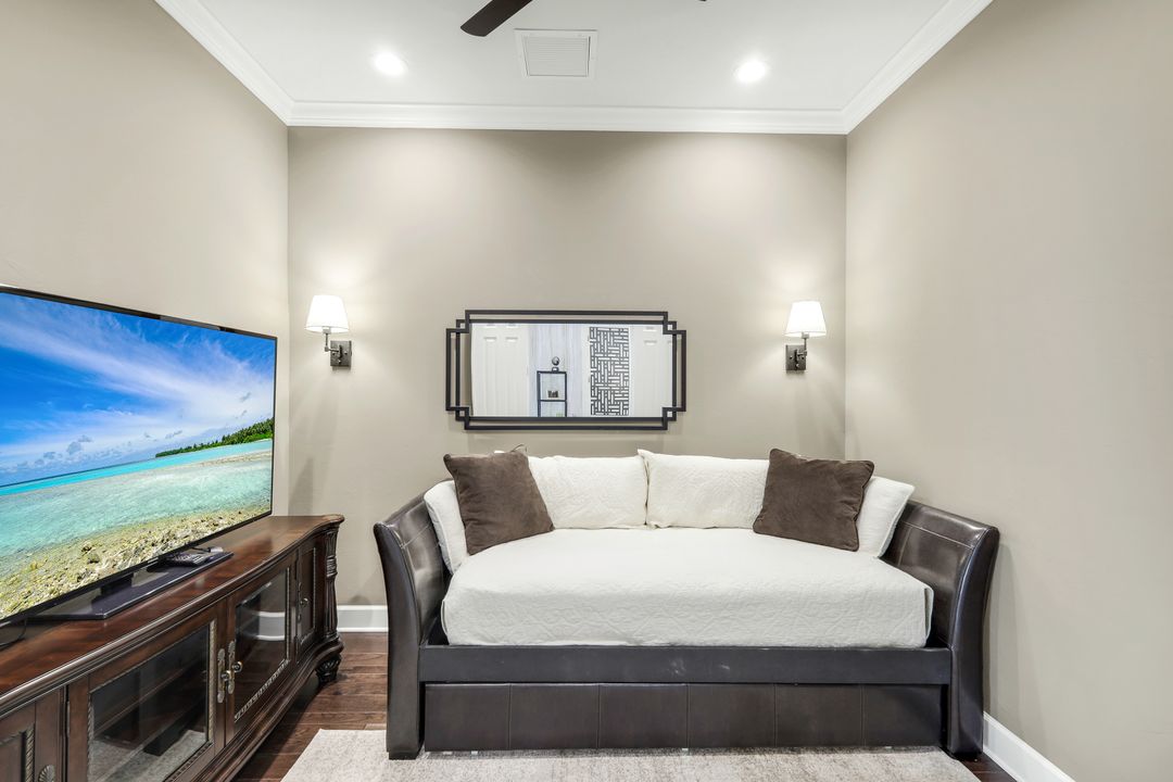 9075 Breakwater Dr, Naples, FL 34120