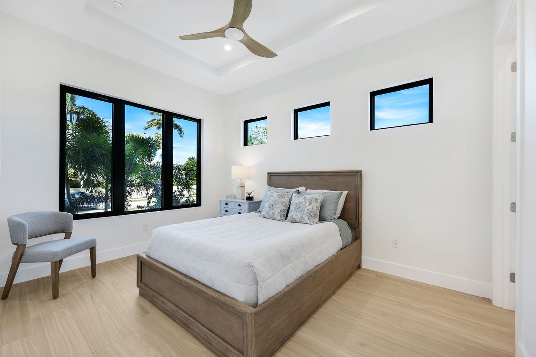 9760 Vanderbilt Dr, Naples, FL 34108