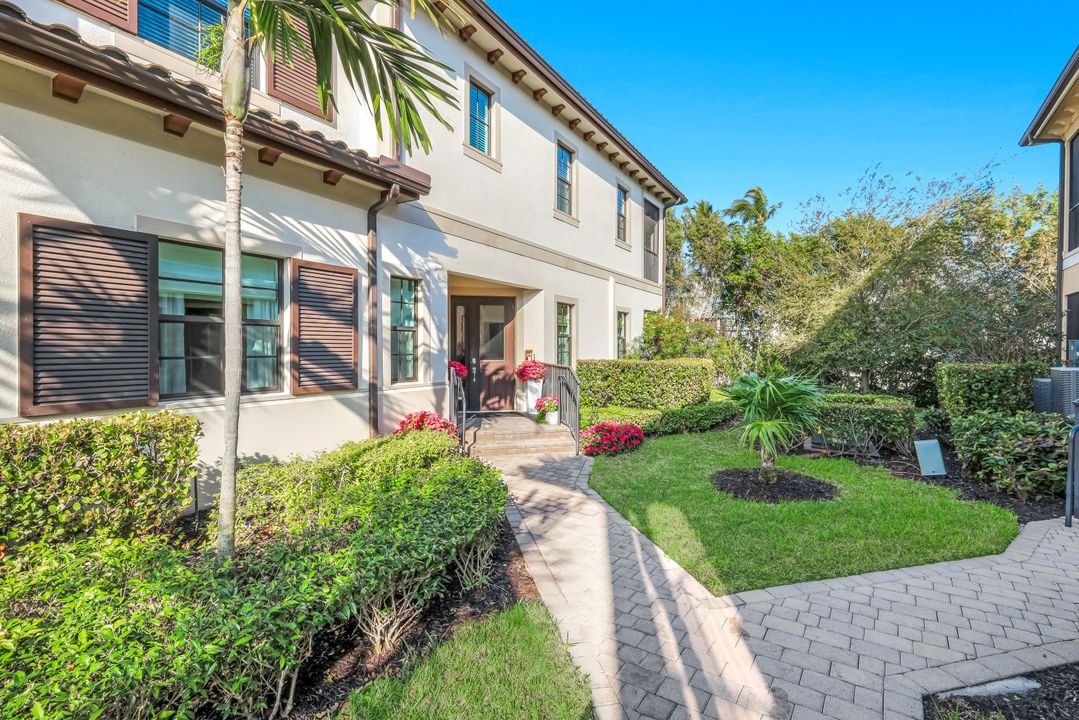 2472 Breakwater Wy #11-102, Naples, FL 34112