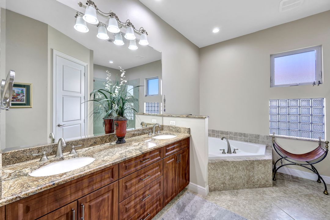 540 Harbour Dr, Naples, FL 34103