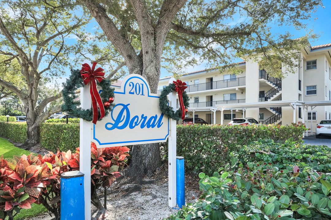 201 Quail Forest Blvd #101, Naples, FL 34105
