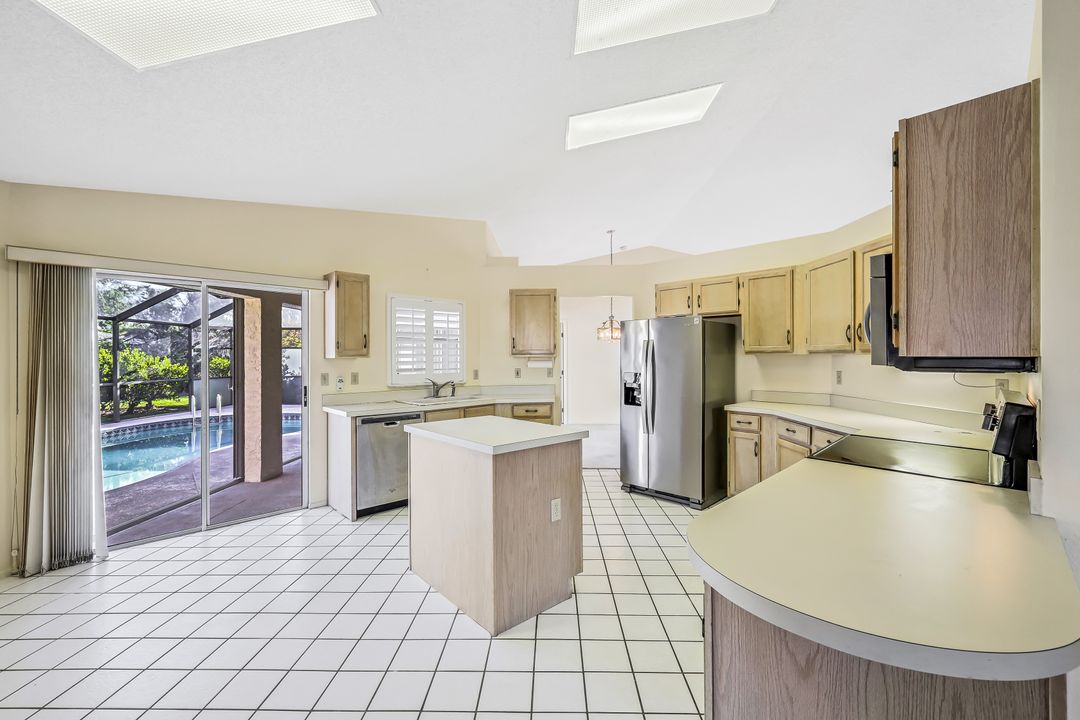 527 SE 37th St, Cape Coral, FL 33904