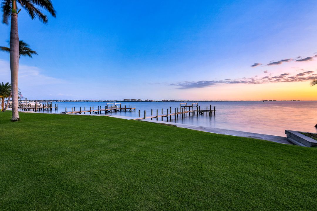 1028 Dolphin Dr, Cape Coral, FL 33904