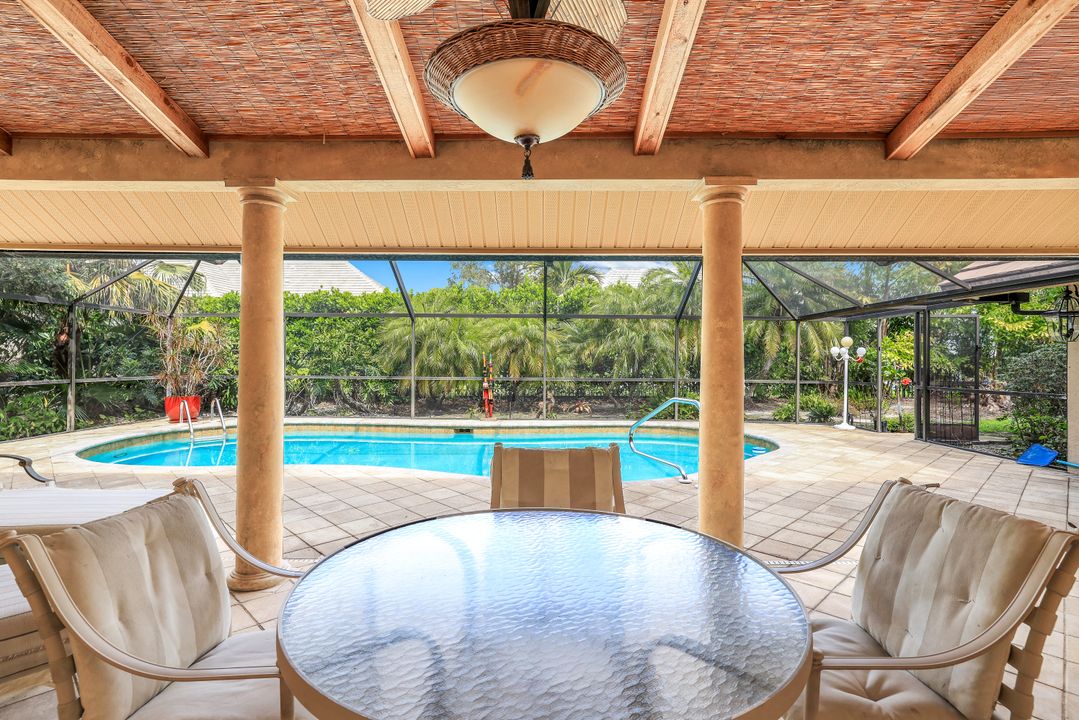 811 Pitch Apple Ln, Naples, FL 34108