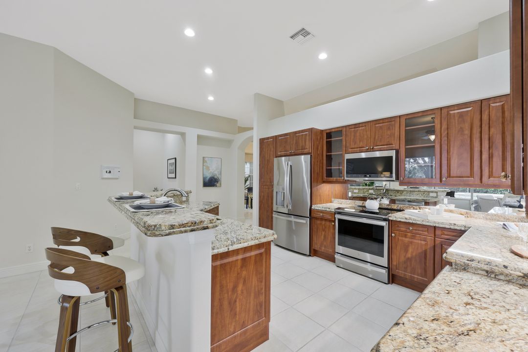 910 Villa Florenza Dr, Naples, FL 34119