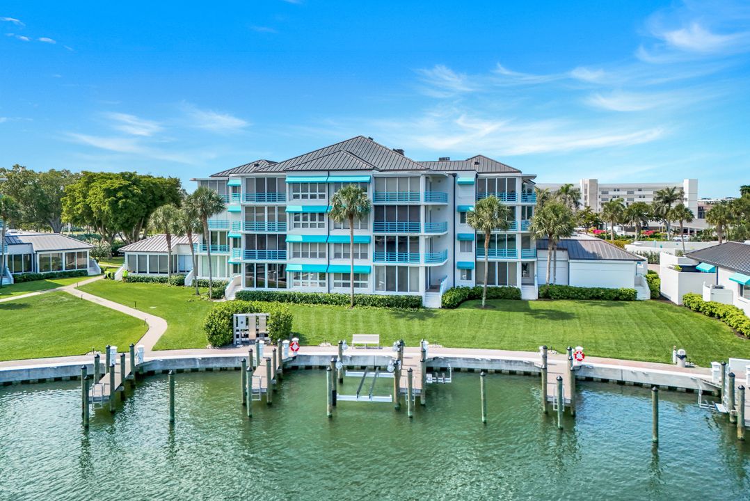 305 Park Shore Dr, Naples, FL 34103