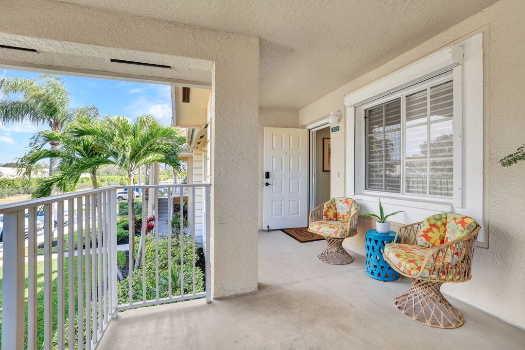 7742 Emerald Cir #V203, Naples, FL 34109