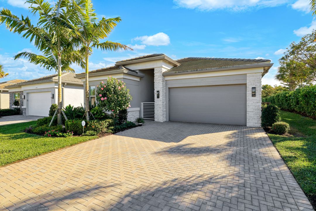 11555 Jacaranda Dr, Naples, FL 34120
