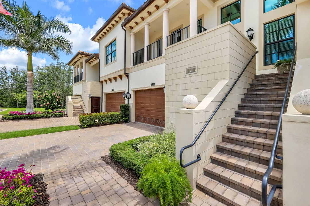 2472 Breakwater Wy #11-202, Naples, FL 34112