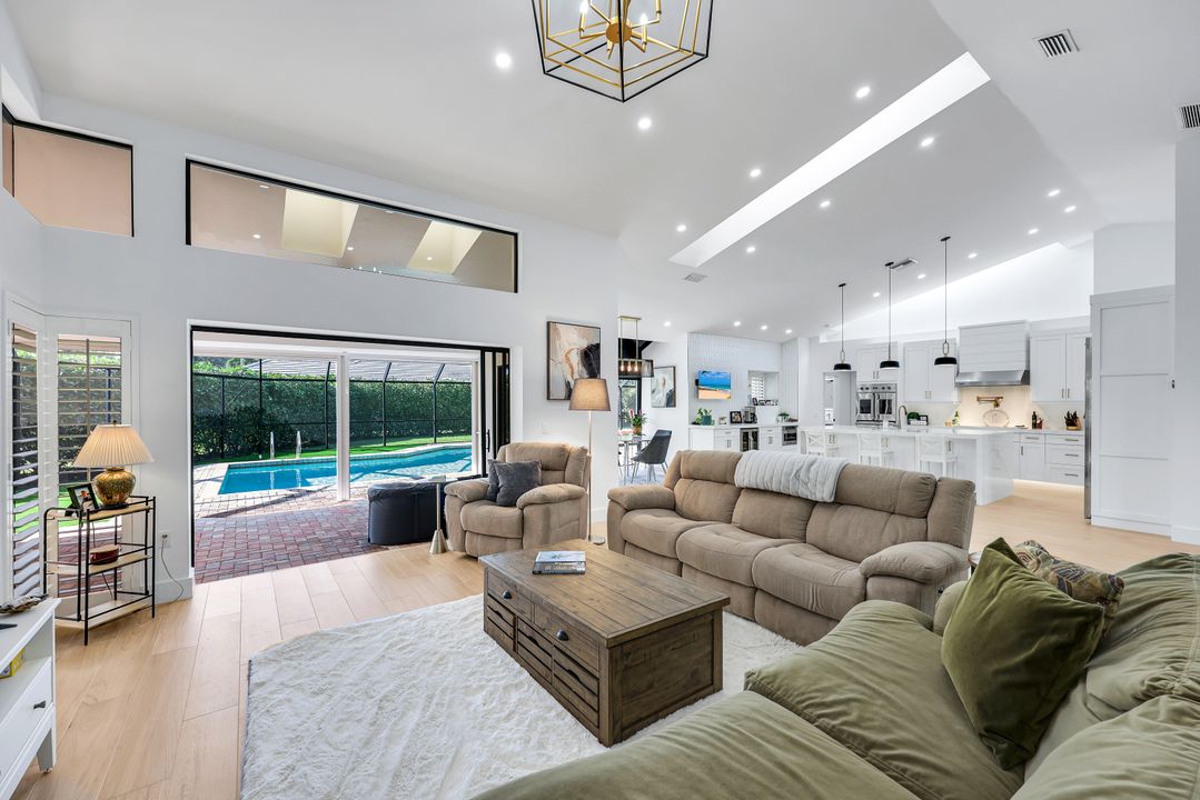 806 Knoll Wood Ct, Naples, FL 34108