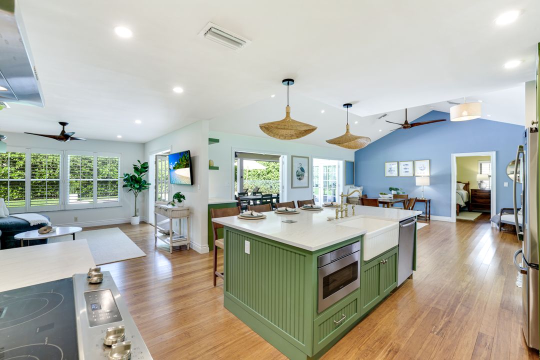 2319 Queens Way, Naples, FL 34112