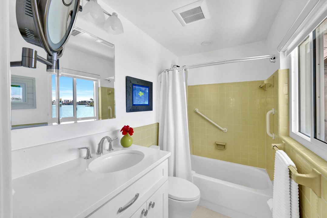 388 Harbour Dr #388, Naples, FL 34103