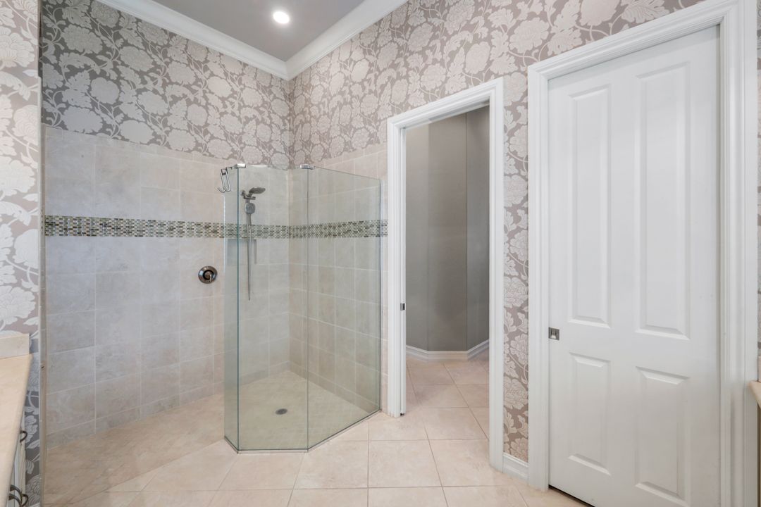 6419 Vivaldi Ct, Naples, FL 34113