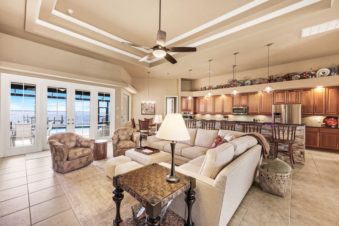 1028 Dolphin Dr, Cape Coral, FL 33904