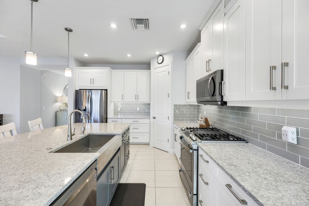 8262 Promoso Ct, Naples, FL 34114