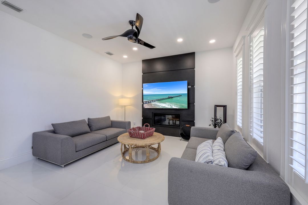 514 Corbel Dr, Naples, FL 34110