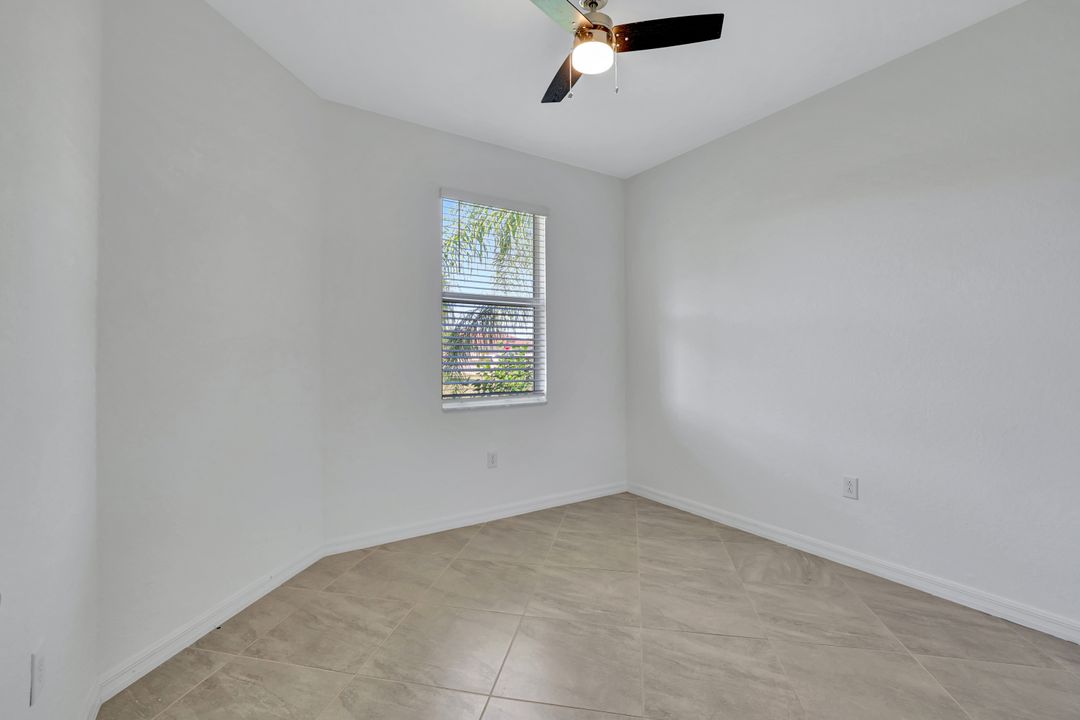 2074 Tamarron Ln, Naples, FL 34120