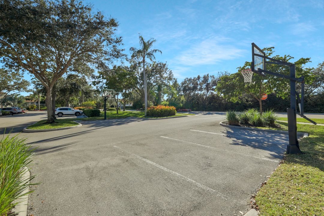 5852 Northridge Dr, Naples, FL 34110