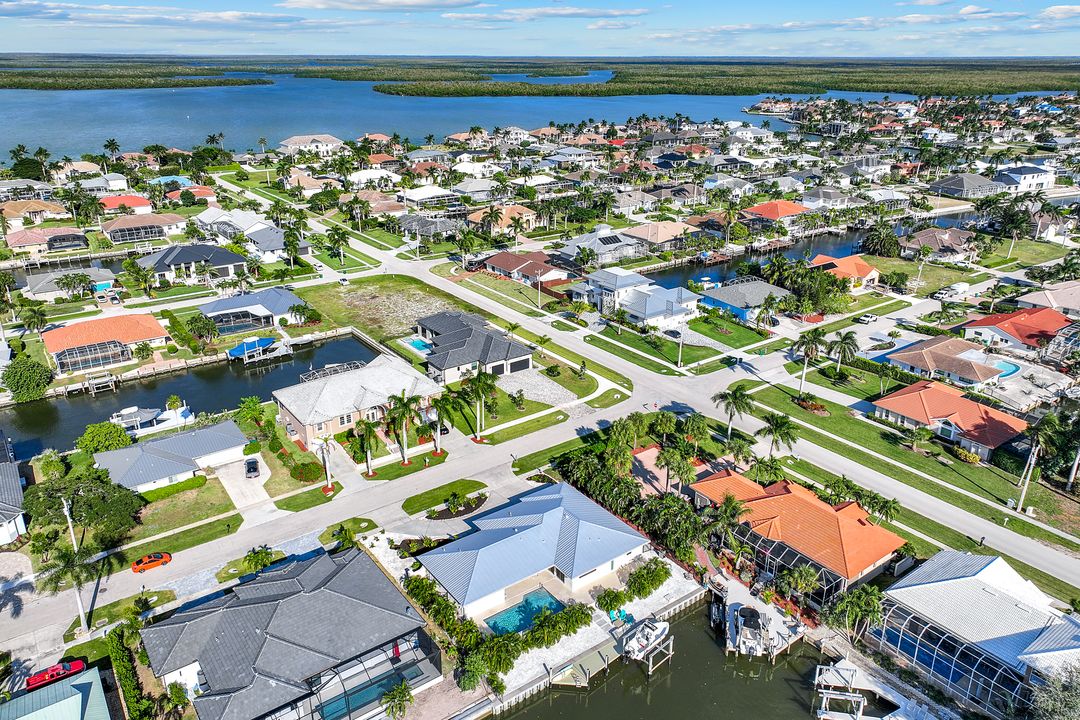 318 Grapewood Ct, Marco Island, FL 34145