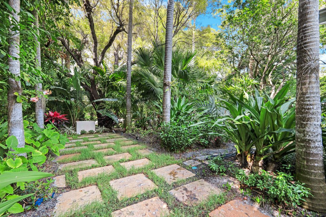 295 6th St N, Naples, FL 34102