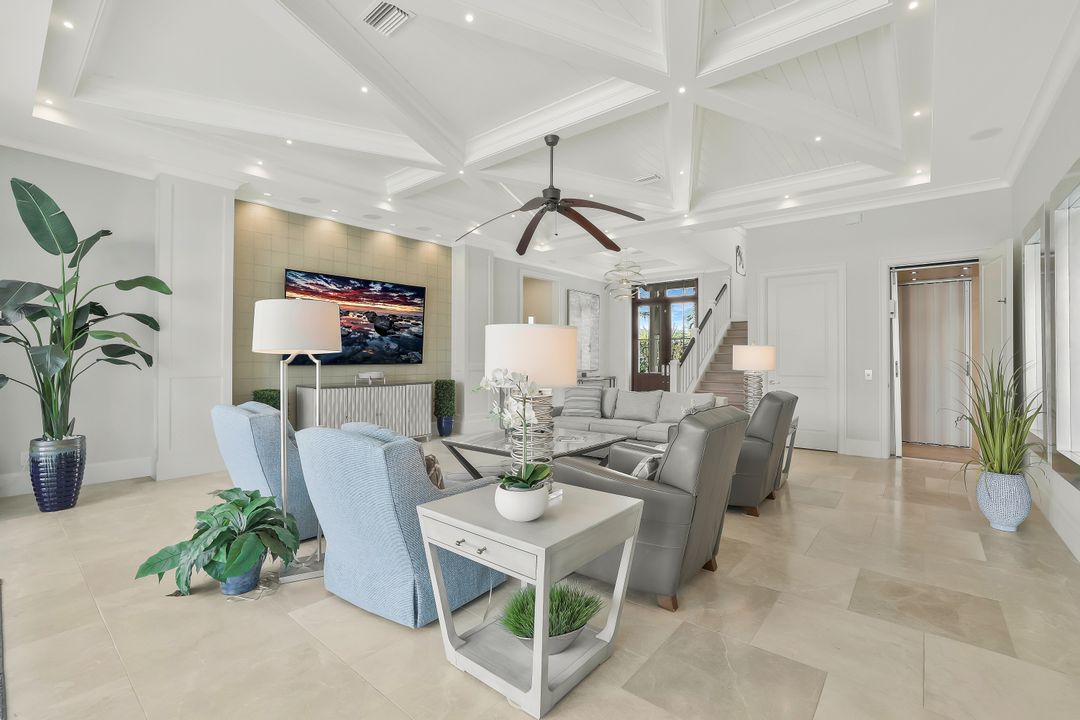 689 Pelican Ct, Marco Island, FL 34145