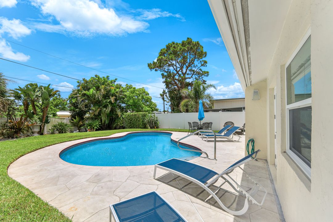 636 98th Ave N, Naples, FL 34108