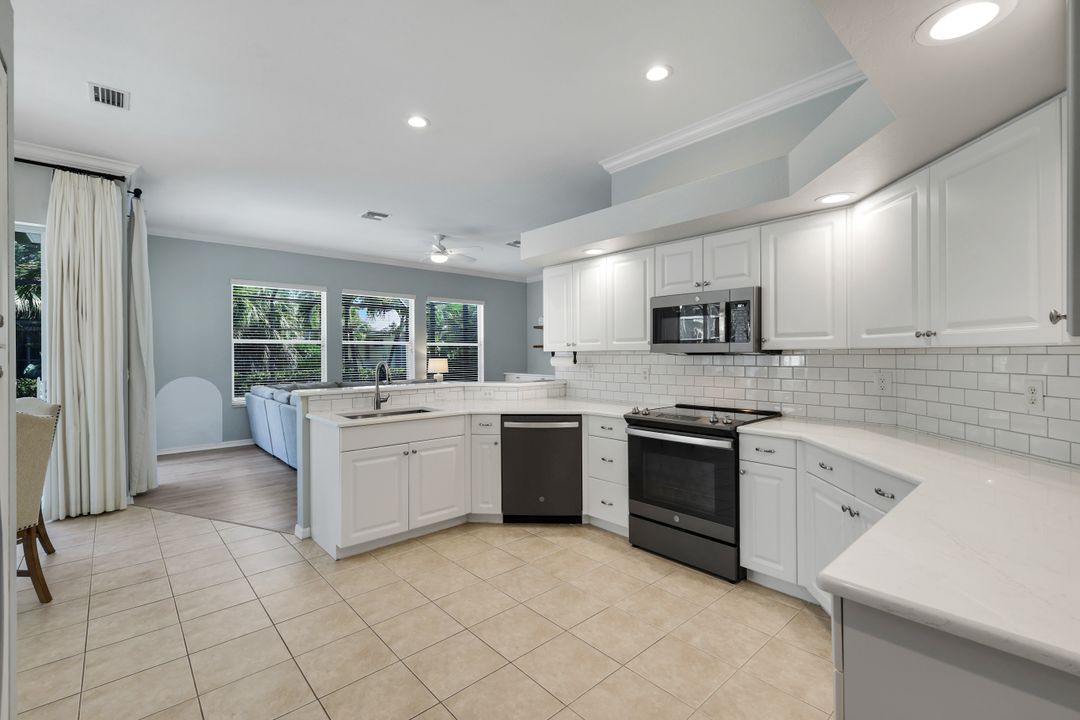 8748 S Lake Cir, Fort Myers, FL 33908