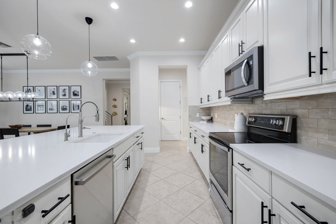 4118 Raffia Dr, Naples, FL 34119