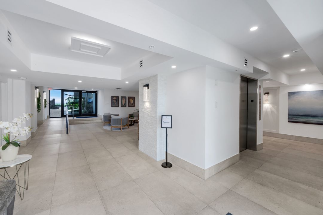 9653 Gulf Shore Dr #303, Naples, FL 34108