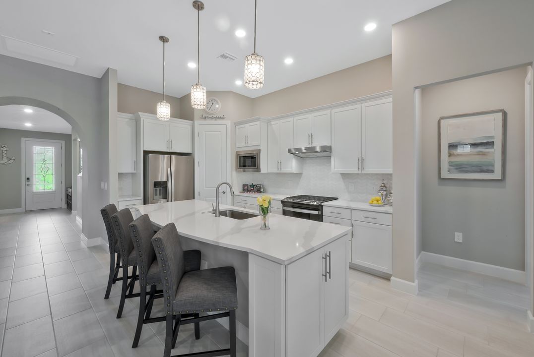 9640 Everglades Dr, Naples, FL 34120