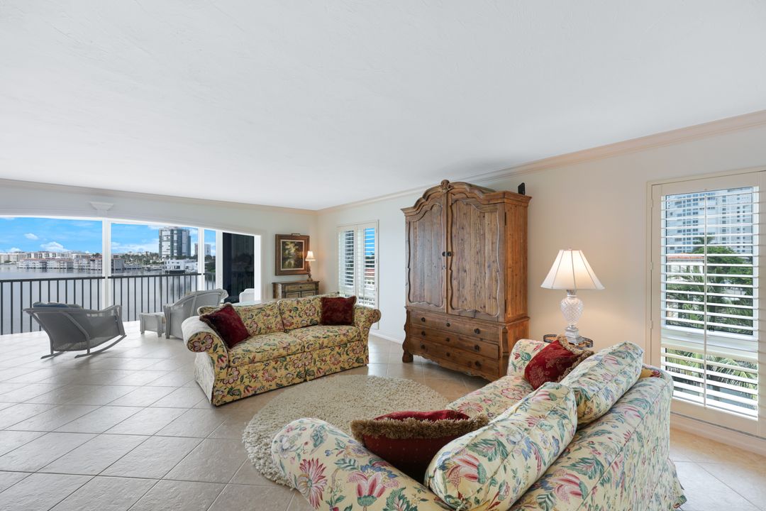250 Park Shore Dr, Naples, FL 34103