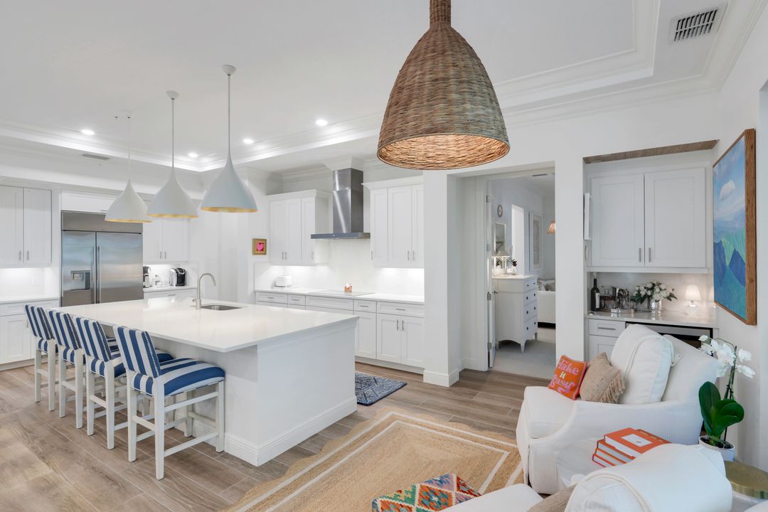 2472 Breakwater Wy #11-102, Naples, FL 34112