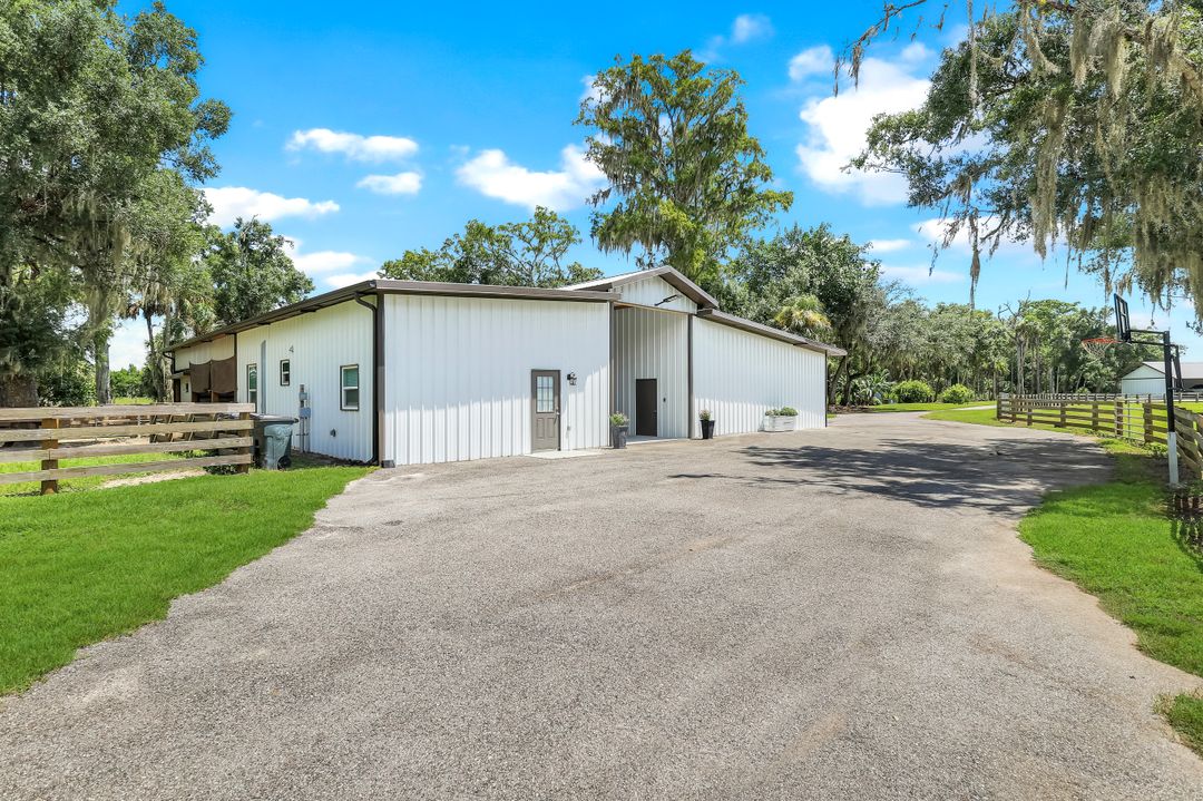 19080 Parkinson Rd, Alva, FL 33920