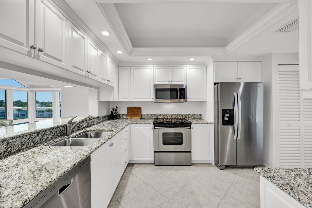 255 Park Shore Dr #341, Naples, FL 34103