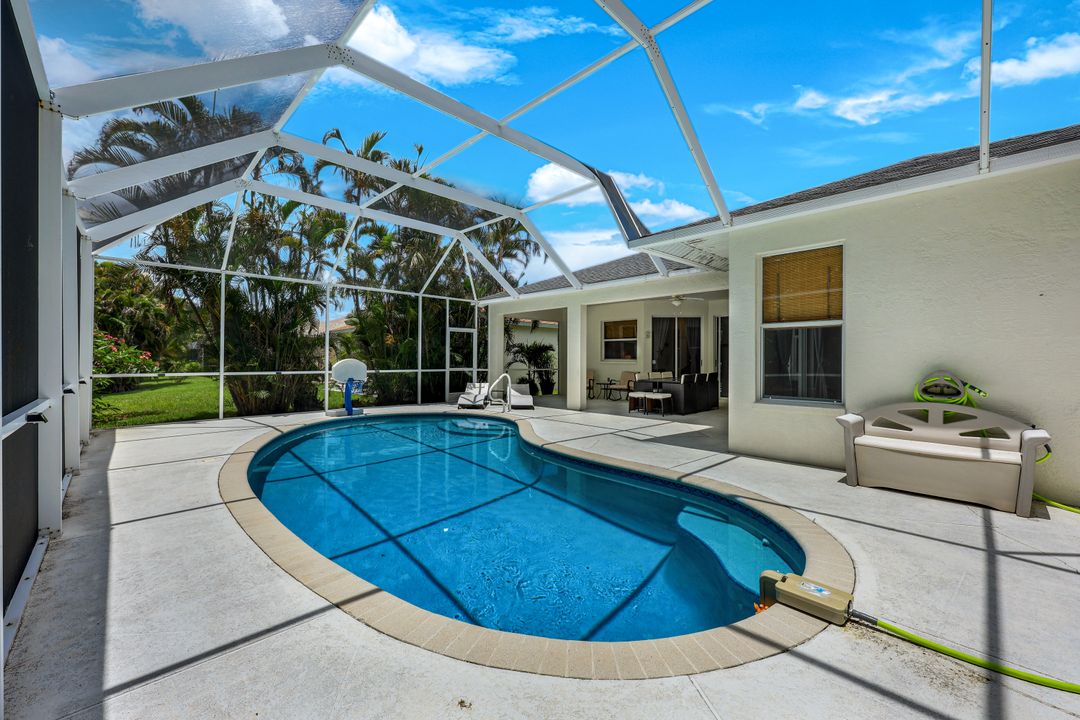 697 Crossfield Cir, Naples, FL 34104
