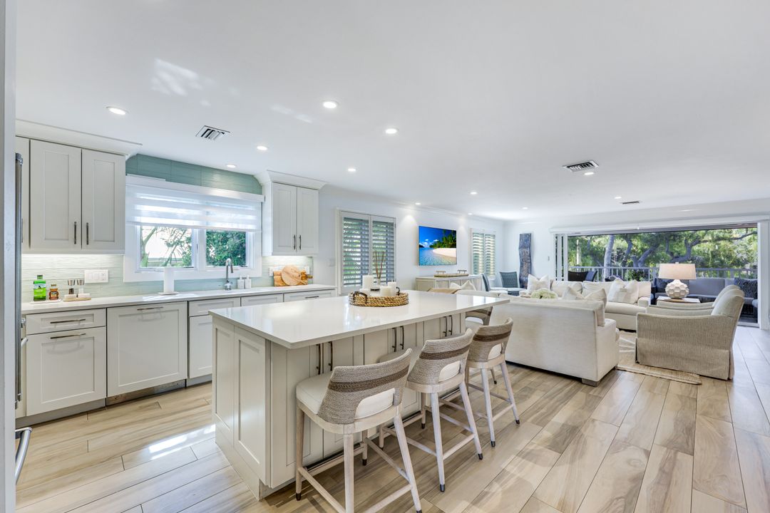 225 5th Ave S #104, Naples, FL 34102