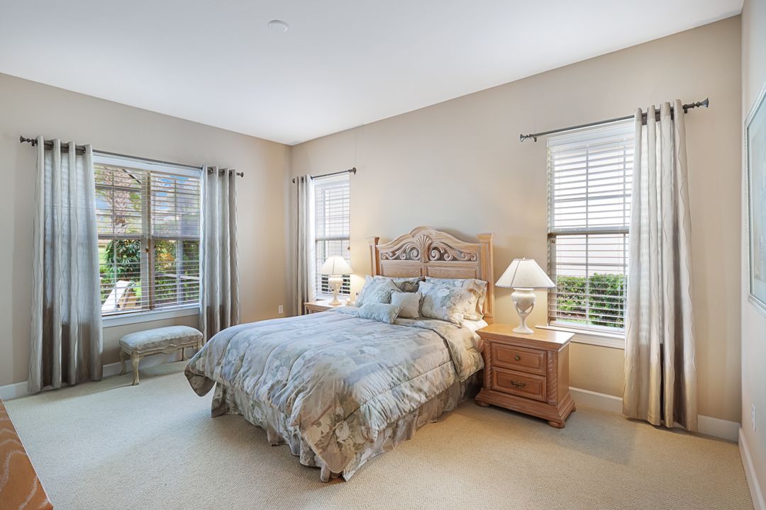 12118 Wicklow Ln, Naples, FL 34120