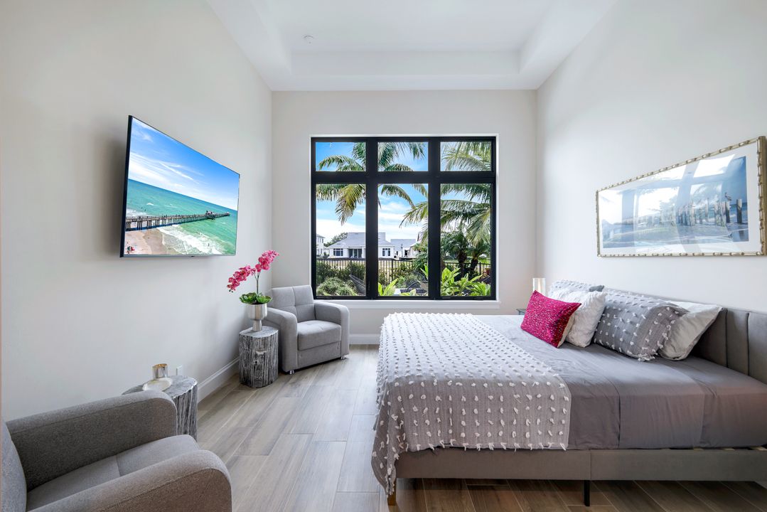 16724 Enclave Cir, Naples, FL 34110