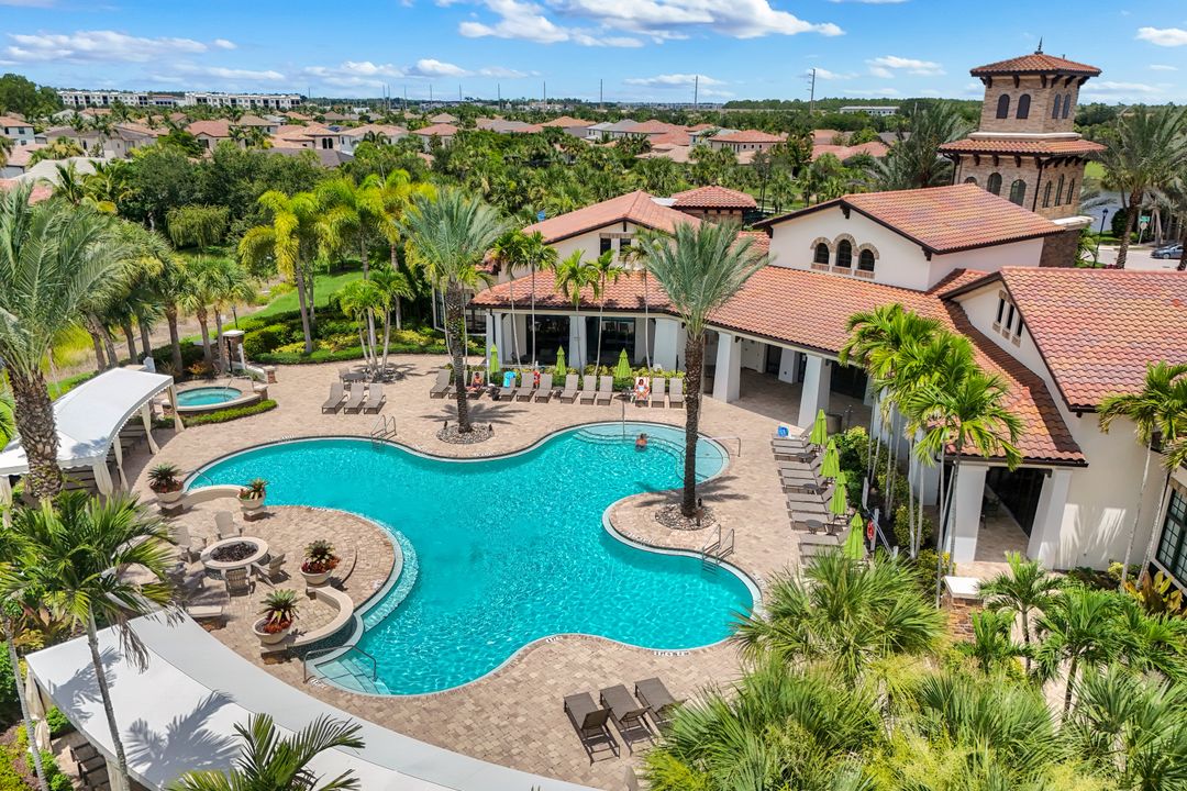 9458 Greenleigh Ct, Naples, FL 34120
