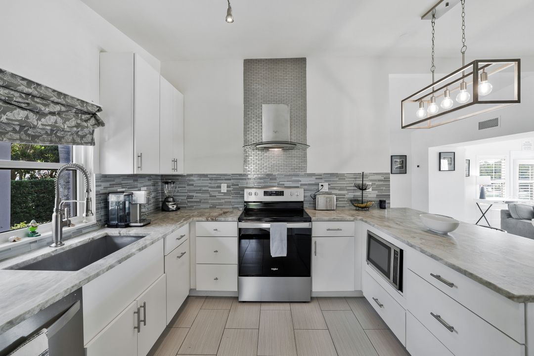 1712 Harbor Ln, Naples, FL 34104