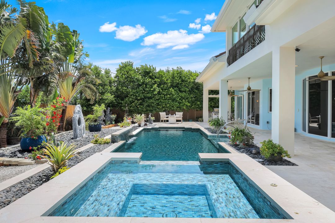 491 Wedge Dr, Naples, FL 34103