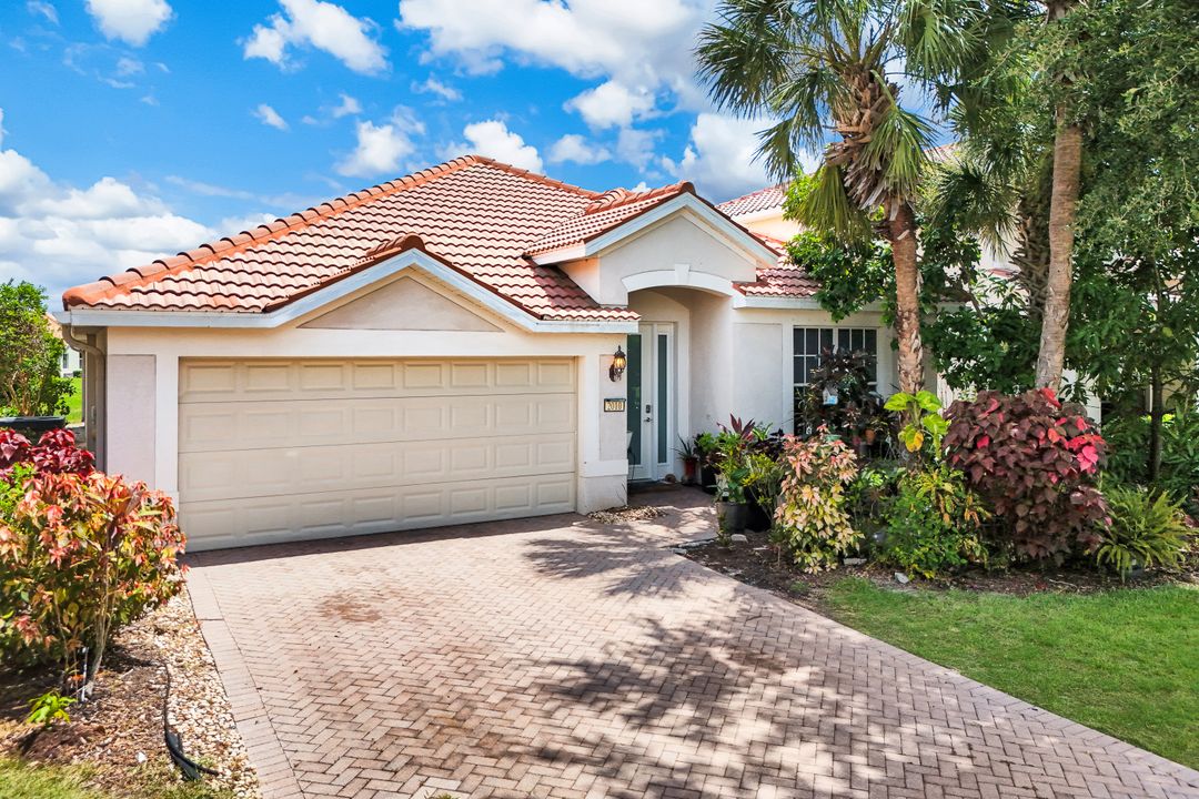 2010 Fairmont Ln, Naples, FL 34120