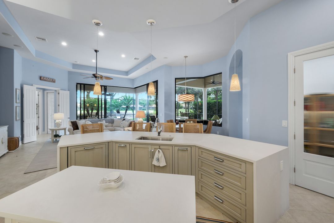 9002 Shenendoah Cir, Naples, FL 34113